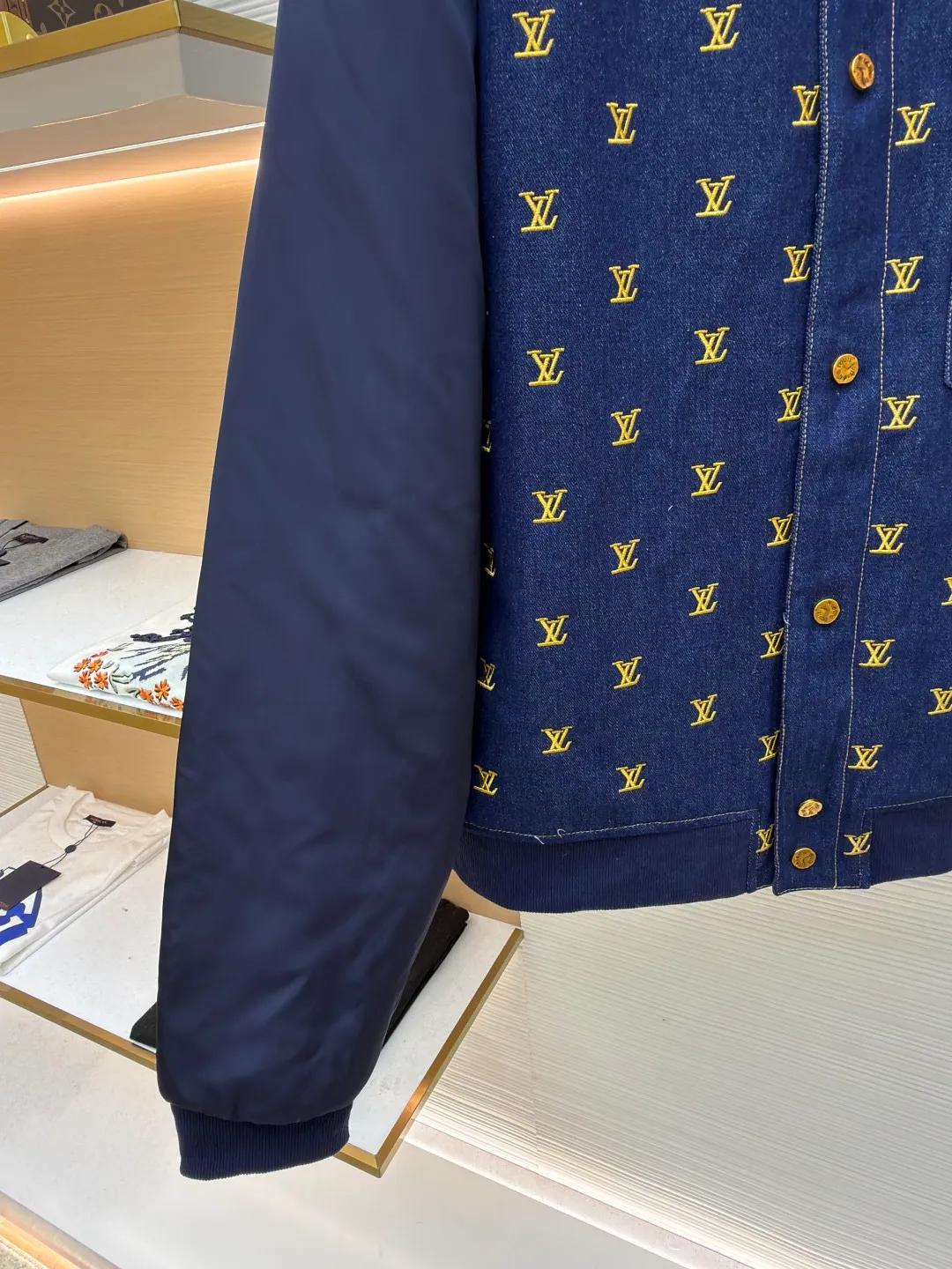 LOUIS VUITTON Full-frame embroidered denim splicing cotton jacket ●Original version: Purchased and developed for 29300 ●Item number: 1681690-B50 ●Material: twill denim cotton fabric ●Technology: embroidery production ●Color: royal blue ●Version: fitted version ●Weight: about 940 grams ●Size: 46-48-50-52 ●Description: Made of 10*10 count twill denim cotton, 11 ounces, 360 grams. Sleeves are woven, 50% cotton, 50% polyester. The lining is made of high-density rayon lining with 1400-wash cotton. The thread adopts 1*1 pure cotton 16 count double yarn thread. The access control button is made of electroplated brass four-button buckle, and the surface is electroplated with black oil and treated with black characters. The collar bar is electroplated brass and aged. The embroidery uses computer positioning embroidery technology. There are hundreds of embroidery logos on the front of the whole piece. The plate is adjusted 6 times. The printing fee is more expensive than clothes. The entire piece of clothing is aligned on the front, left, and back. The denim fabric is cut and washed from cloth, so that each cut piece is evenly colored. 1:1 high restoration. This baseball jacket is a clever update on a classic men's silhouette. The denim body is fully embroidered with the LV Blason pattern, and the handwritten Louis Vuitton logo is placed on the chest pocket to highlight the brand's identity. Nylon sleeves and rib elements collide with dynamic vitality, and the quilted lining has hidden functions that can easily transcend seasonal changes. The overall wiring is straight and delicate, the fabric is comfortable and soft, and the color is consistent without color difference. It can be matched with the same style to create a fashionable look and control various occasions. Customized accessories, complete with three standards, same style for men and women!